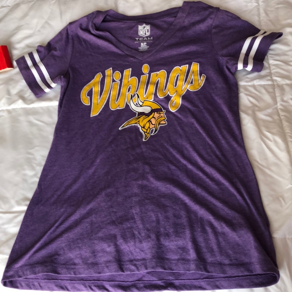 EUC NFL vikings apparel short sleeve shirt. Sz s.